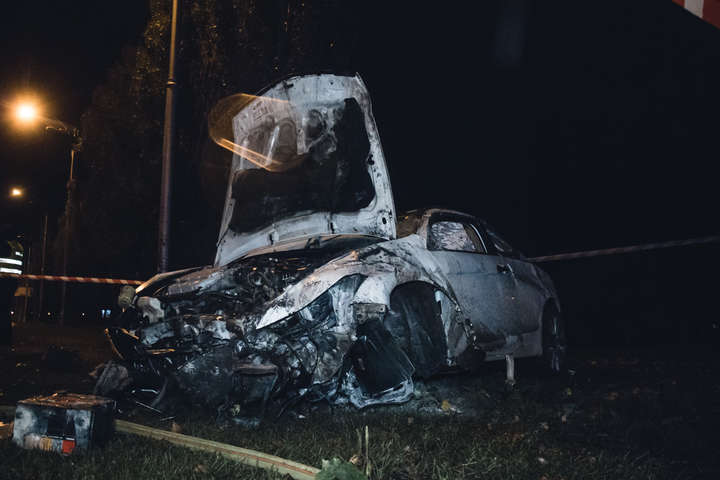 У Києві Honda вилетіла з дороги, перекинулася і загорілася
