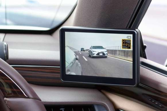 Lexus встановив в автівках камери замість дзеркал