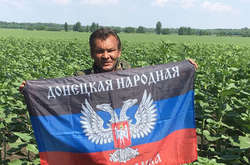 Сергій Скрипник з прапором «ДНР». Фото: «Миротворець»