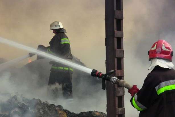 На Харківщині сталася масштабна пожежа на підприємстві: є жертви