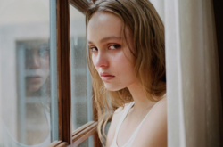 Дочь Джека Воробья и Памела Андерсон топлес снялись для мужского журнала