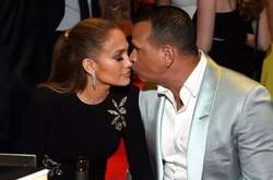 Дженнифер Лопес засветила кольцо с бриллиантом на безымянном пальце