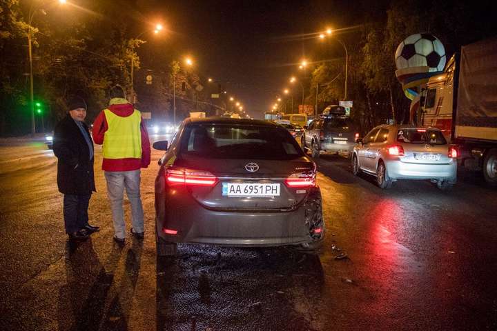 У Києві після потрійного ДТП намагалися спалити авто