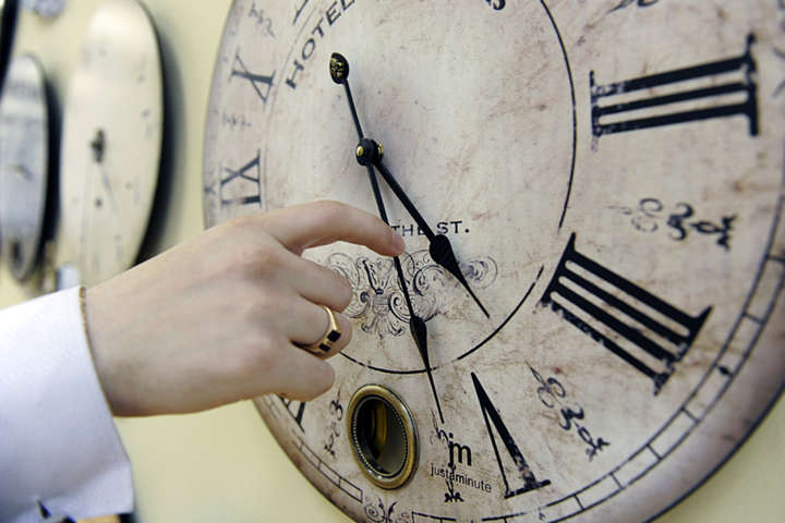 В Європі, можливо, востаннє переводять годинники на зимовий час