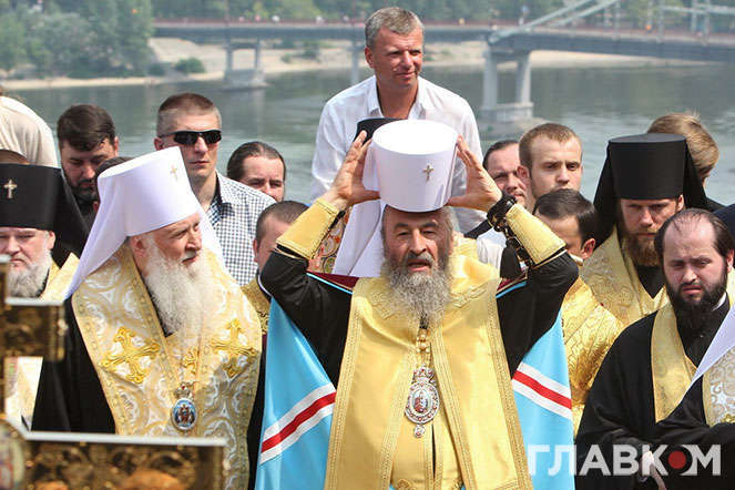 Московська церква в Україні продовжує засипати позовами суди через Томос