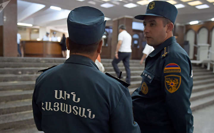 У Вірменії чоловік з гранатою намагався увірватись до будівлі уряду