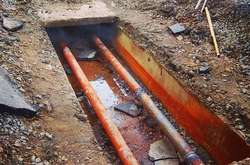 На Борщагівці у відремонтованій теплотрасі утворилася нова дірка, через яку витікає вода (відео)