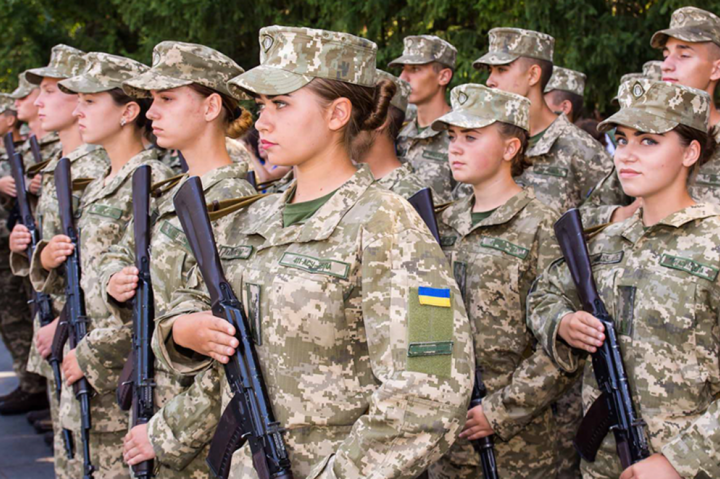 В Україні набув чинності закон про рівні права жінок і чоловіків в армії