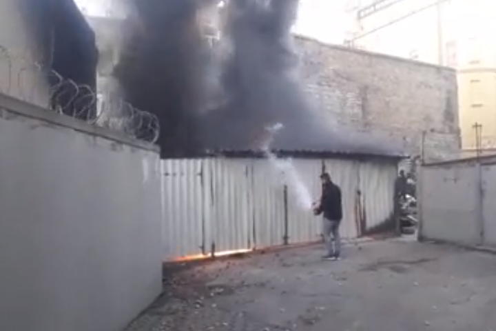 Масштабна пожежа біля найстарішого житлового будинку у Києві (відео)