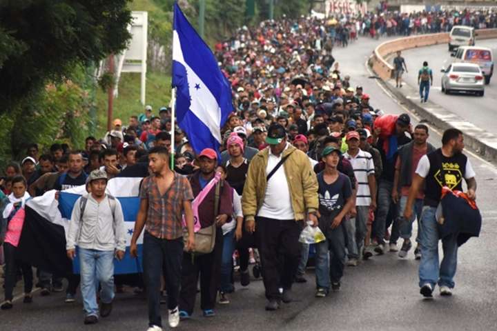 «Караван мігрантів», що прямує до США, зупинила мексиканська поліція