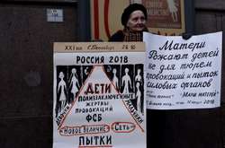 Учасниця пікету на захист звинувачених у Санкт-Петербурзі, 28 жовтня 2018 року