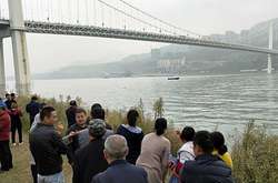 У Китаї пасажирський автобус впав у річку, є загиблі