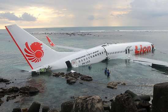 В Індонезії розбився пасажирський літак