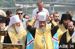 Одиозный батюшка, захвативший землю в центре Киева, теперь судится из-за Томоса