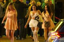 В Британии молодежь в экстравагантных костюмах уже начала праздновать Хэллоуин