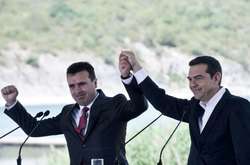 У червні 2018 року грецький та македонський прем’єри Алексіс Ципрас (справа) та Зоран Заев на озері Преспа досягли угоди про перейменування Македонії у Республіку Північна Македонія