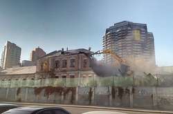 Екскаватори руйнують споруду на вулиці Євгена Коновальця