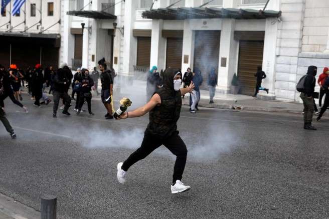 В Афінах на акції протесту молоді сталися масштабні сутички 