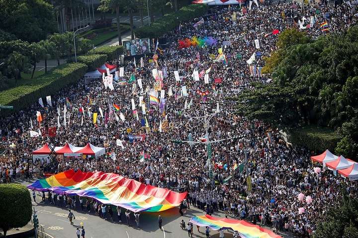 В столице Тайваня прошел крупнейший в Азии гей-парад