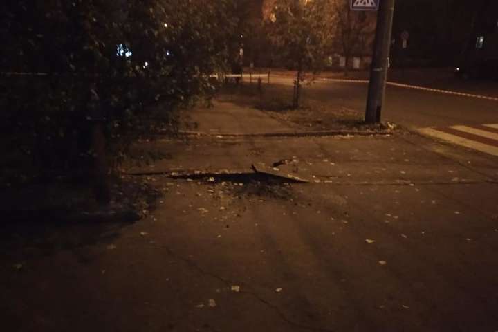 ЗМІ повідомили про вибух у центрі Києва. Поліція каже про замикання кабелю