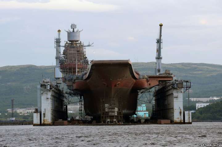 В Росії під час ремонту єдиного авіаносця затонув док, є постраждалі - ЗМІ