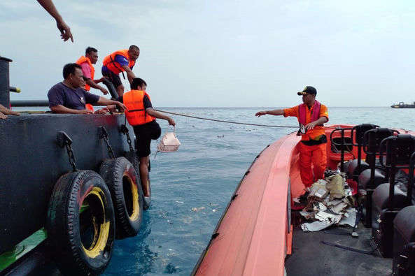 Авіакатастрофа в Індонезії: водолази відновили пошуки у Яванському морі 
