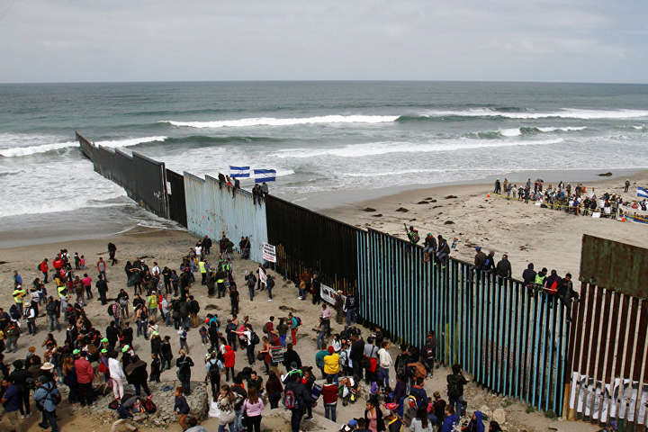 США відправлять п’ять тисяч військових на кордон з Мексикою 