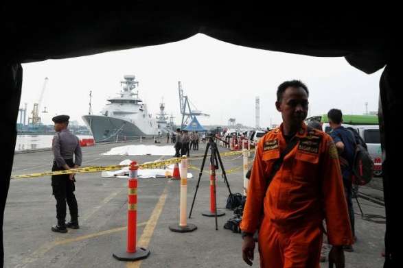 На місці падіння літака в Індонезії виявили останки 10 загиблих