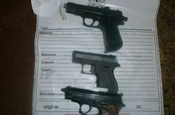 Під час огляду приміщення киянина правоохоронці виявили три пістолети з набоями 