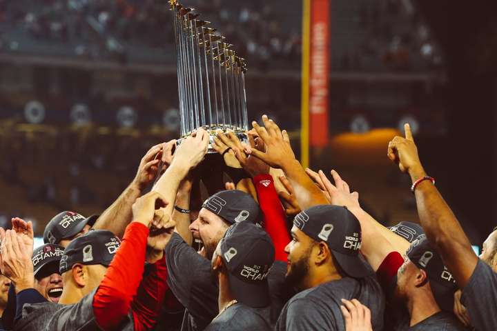 Бейсболісти клубу «Бостон Ред Сокс» вдев'яте виграли Світову серію
