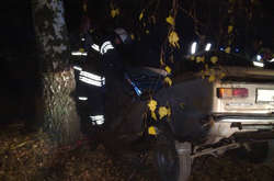 Водій автомобіля ВАЗ не впорався з керуванням та з&rsquo;їхав з проїжджої частини, внаслідок цього врізався в дерево