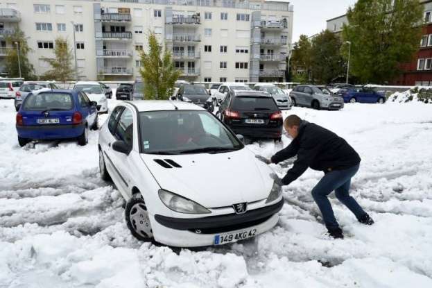 У Франції випав сніг: майже 200 тисяч домівок залишилися без світла