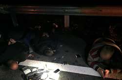 Під Києвом затримано озброєну банду, яка підпалила елітну автівку