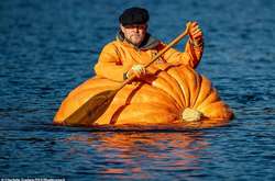 Англичанин проплыл по реке 500 метров на гигантской тыкве (фото, видео)