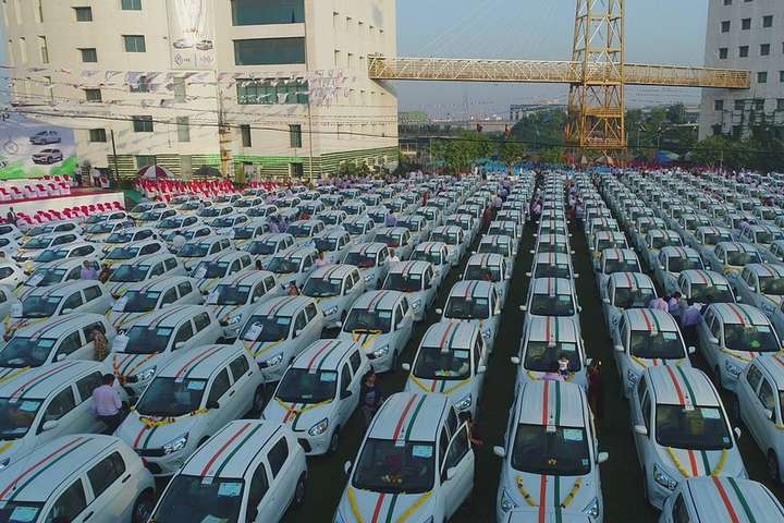 Индийский алмазный магнат подарил сотрудникам своей компании 600 новых авто