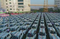 Индийский алмазный магнат подарил сотрудникам своей компании 600 новых авто