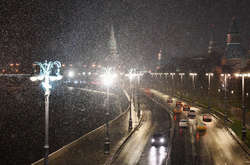 Зима атакует столицу страны-агрессора: Москву засыпало снегом