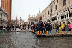 Венецию затопило: Туристы сменили туфли на бахилы