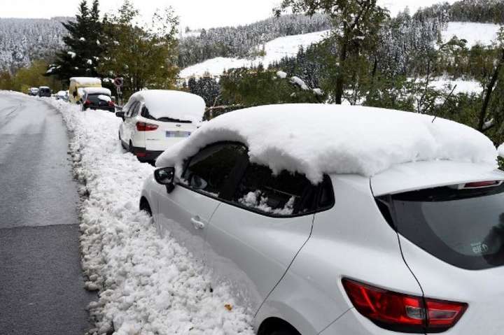 Снігопади та зливи паралізували ряд країн у Європі