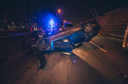  Після зіткнення легковушку протягло далі по проїжджій частині і вона перекинулася 