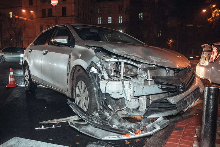 У центрі Києва не поділили дорогу дві автівки Toyota