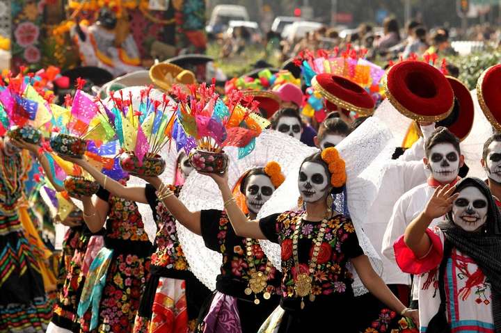 Яскравий та моторошний. У Мексиці пройшов парад на честь Дня мертвих