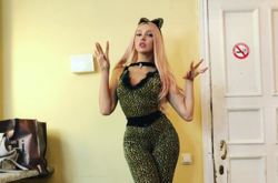 Без кокошника и белья: Оля Полякова обнажилась на берегу водоема (пикантное фото)