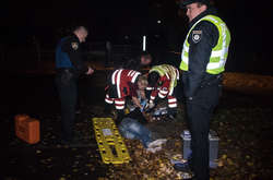 У центрі Києва автівка поліцейських збила грабіжника, що тікав з місця злочину (відео)