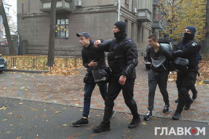 У затриманих у центрі Києва молодиків виявлено зброю