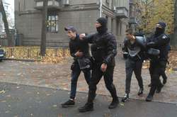 У затриманих у центрі Києва молодиків виявлено зброю