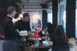 Відвідувачки ресторану виносили усім мозок