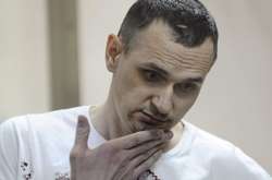 Російські тюремники заявили, що Сенцов набрав 10 кілограм та пише книгу