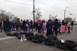  Вранці 31 жовтня кияни шинами перекрили Харківське шосе 
  