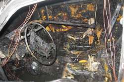 Вогонь знищив автомобіль ВАЗ 2199